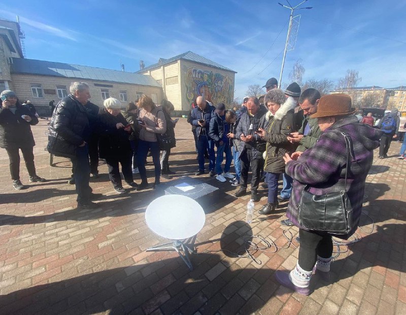 被解放的基辅伊万科夫地区的居民第一次与亲人取得联系